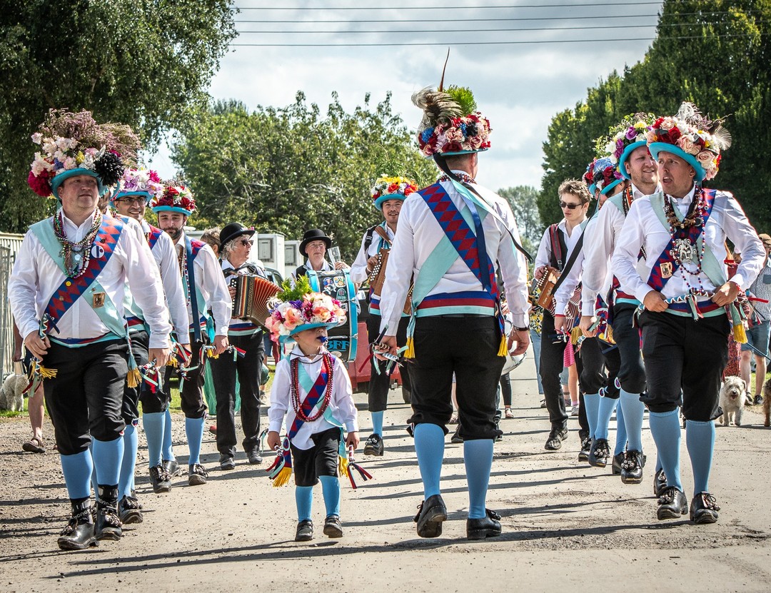 Un groupe de danseurs morris lors d'un festival folklorique à Shrewsbury