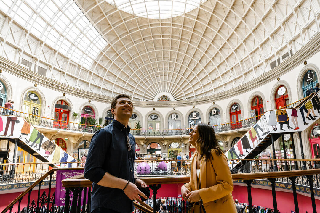 Menschen, die sich im Inneren der Leeds Corn Exchange umsehen