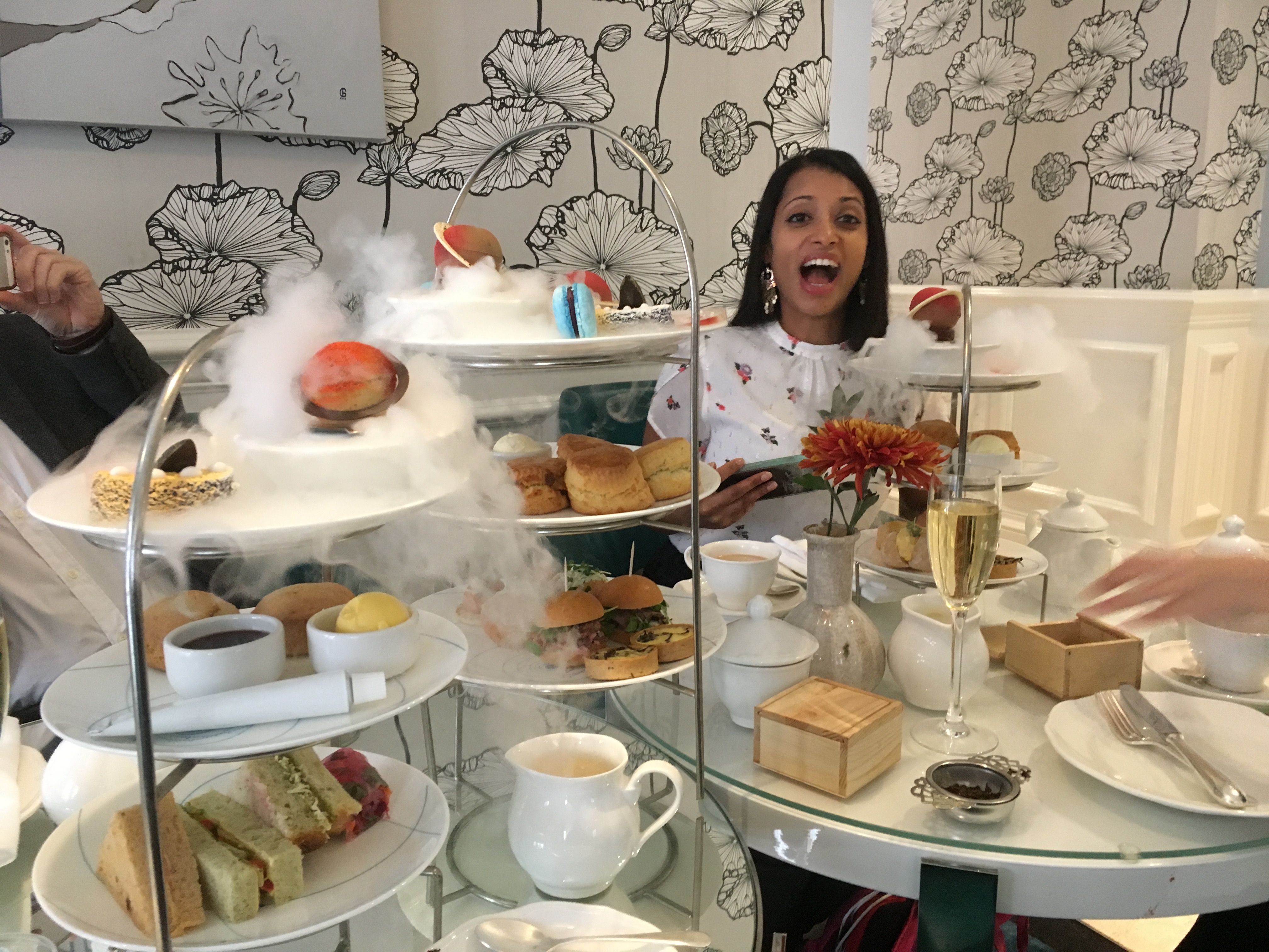 Femme assise à une table prenant le thé avec des amis