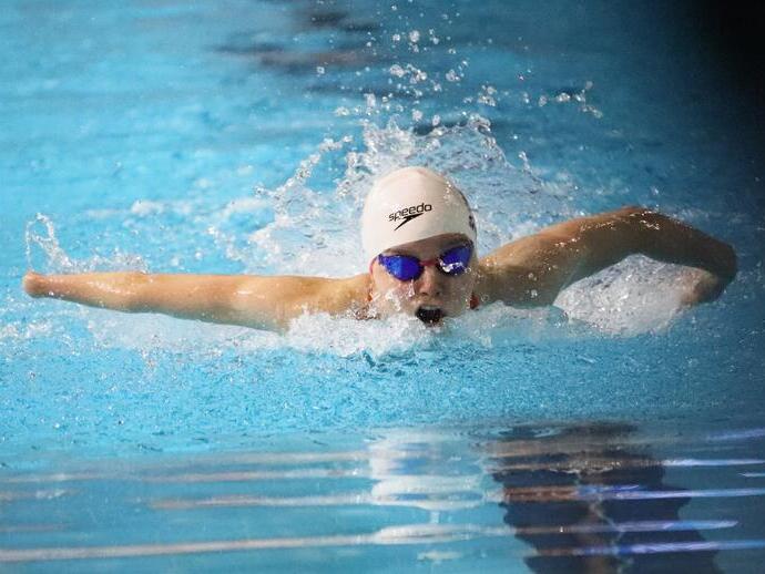 Close up of woman swimming in a swimming pool