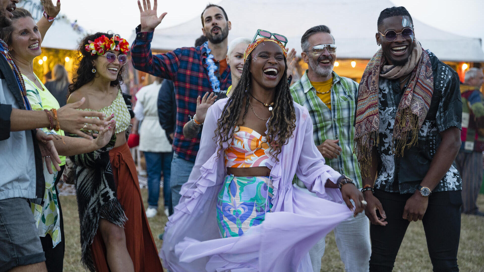 Un grupo de amigos divirtiéndose en un festival.