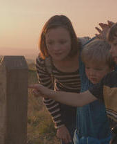 Una madre y sus dos hijos explorando el sendero Dark Sky Discovery Trail en Exmoor Park