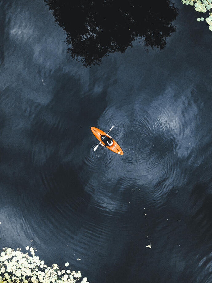 Una vista dall'alto di una persona che fa kayak lungo un fiume nel Leicestershire