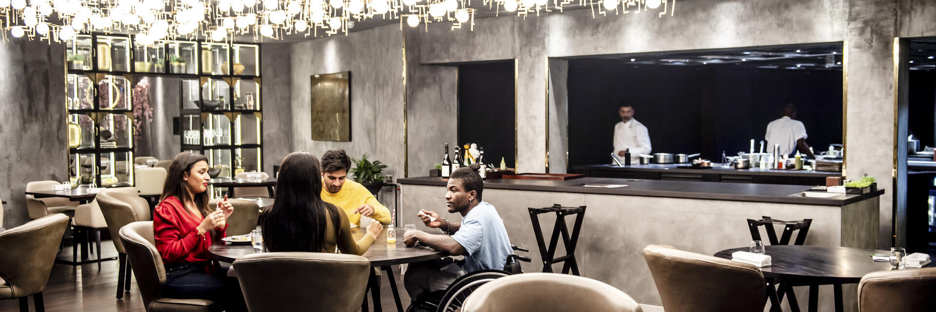 Freunde, die in einem Restaurant essen