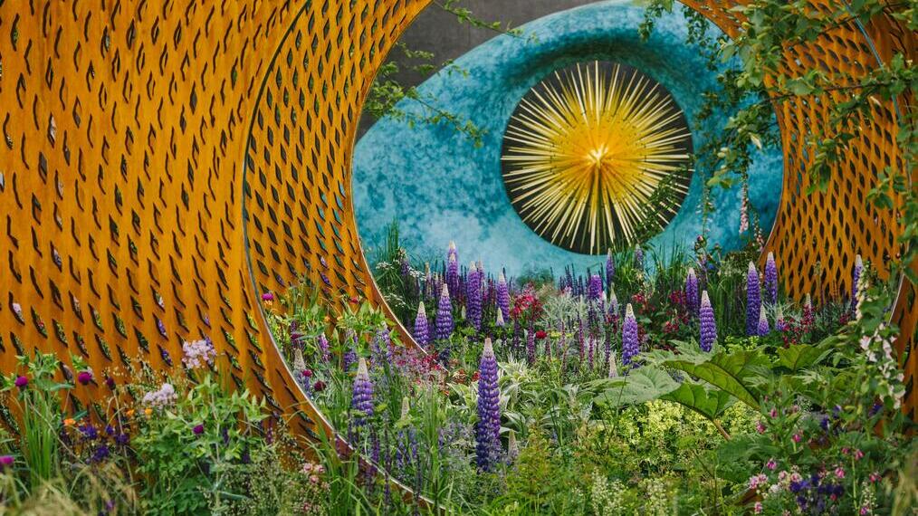 Jardin avec des fleurs et des sculptures