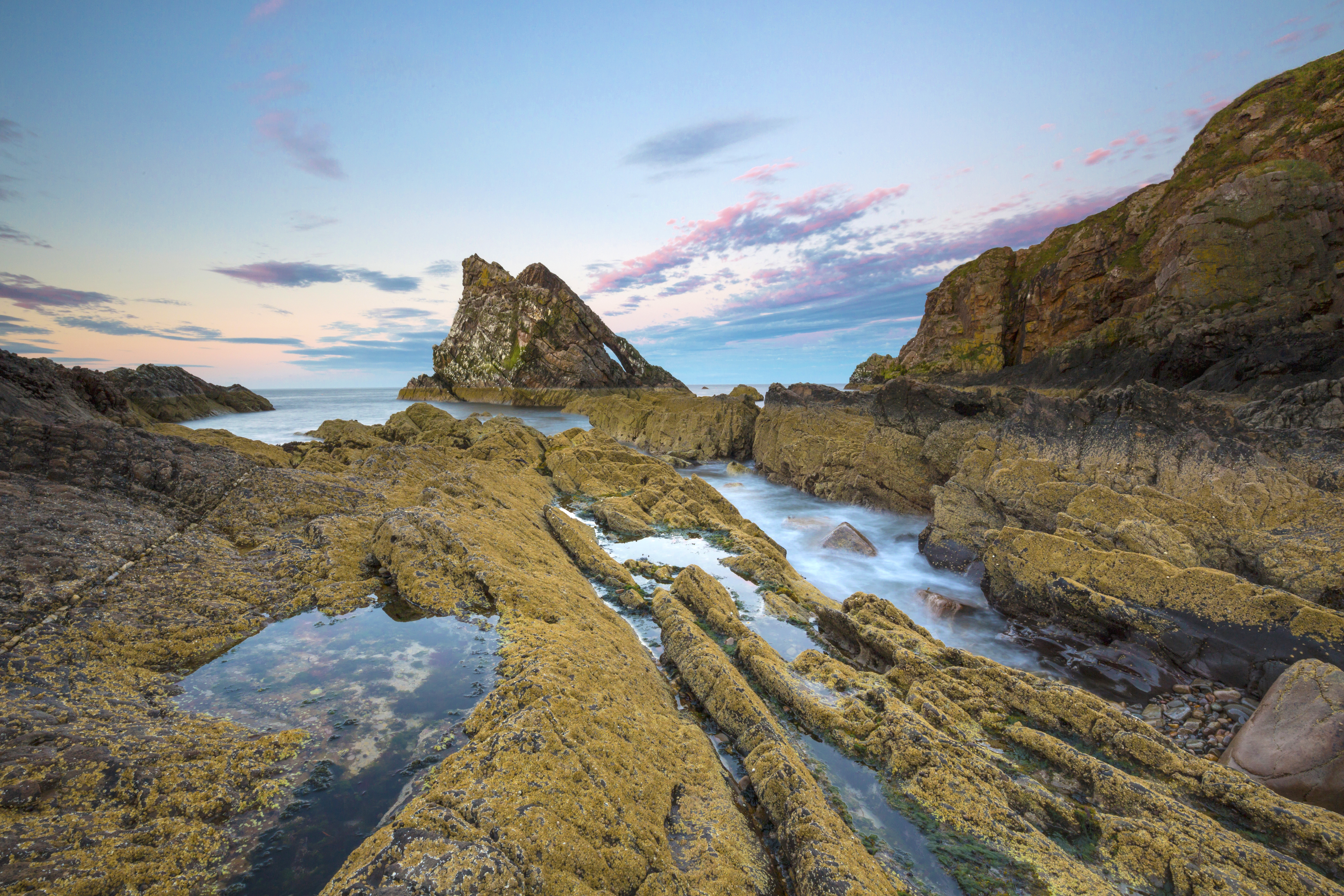 Eine markante Felsformation, die sich entlang der Küste erstreckt.