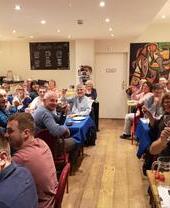 I membri di un club enologico brindano alla telecamera al Blas ar Fwyd nel Parco Nazionale di Snowdonia/Eryri