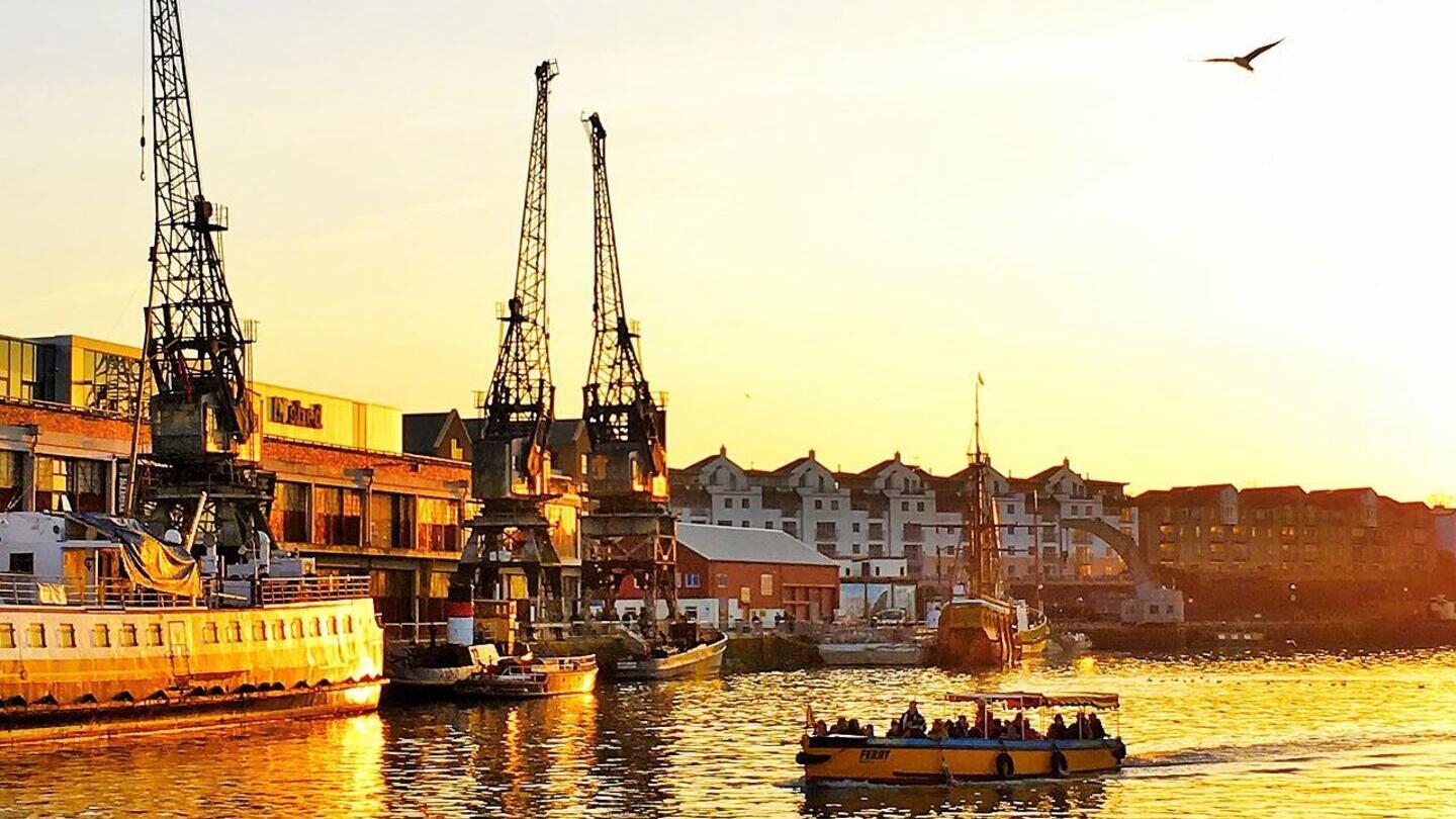 Un ferry amarillo y azul de Bristol en las vías navegables de Bristol