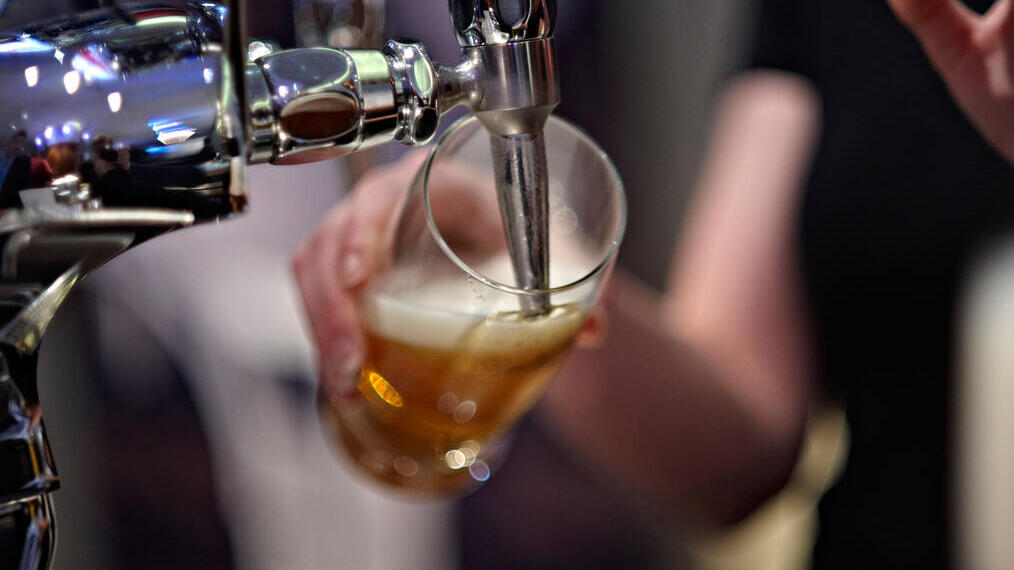 Une personne versant une bière à partir d'un fût