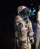 Trajes espaciales expuestos en el Centro Espacial Nacional de Leicester