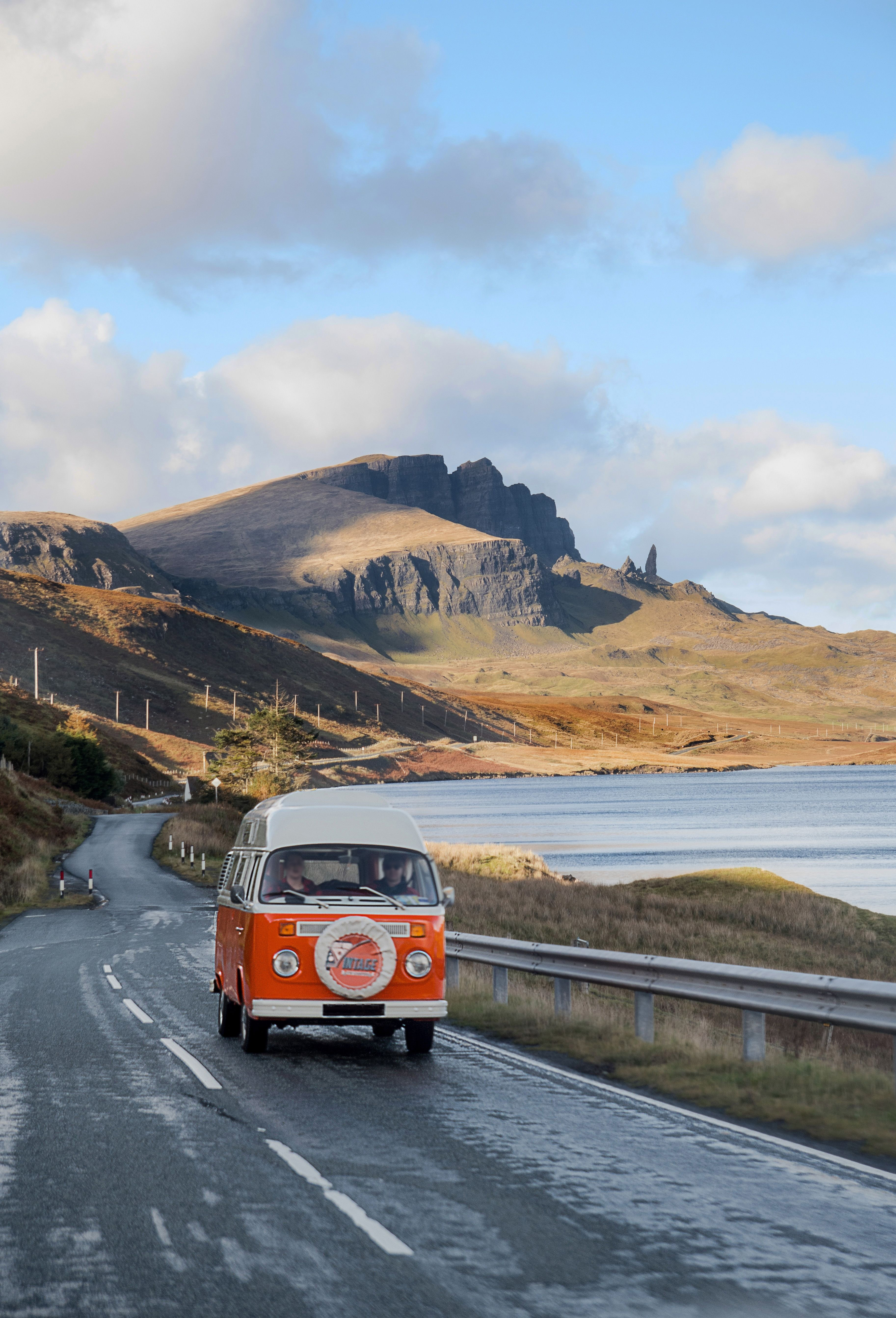 Autocaravana en una carretera panorámica junto a un lago