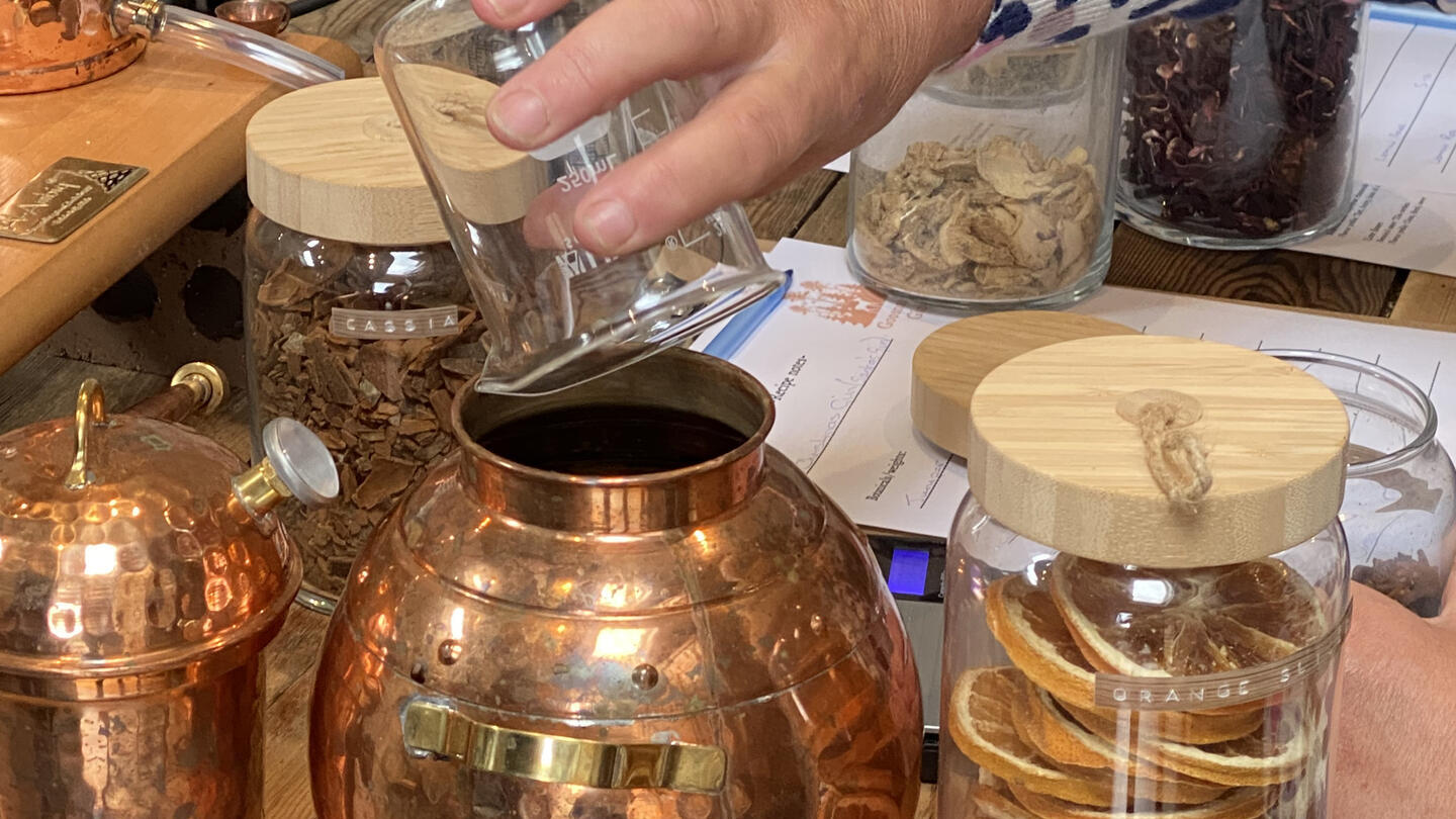 Ein Getränk wird in der Goosnargh Gin School in Lancashire zubereitet