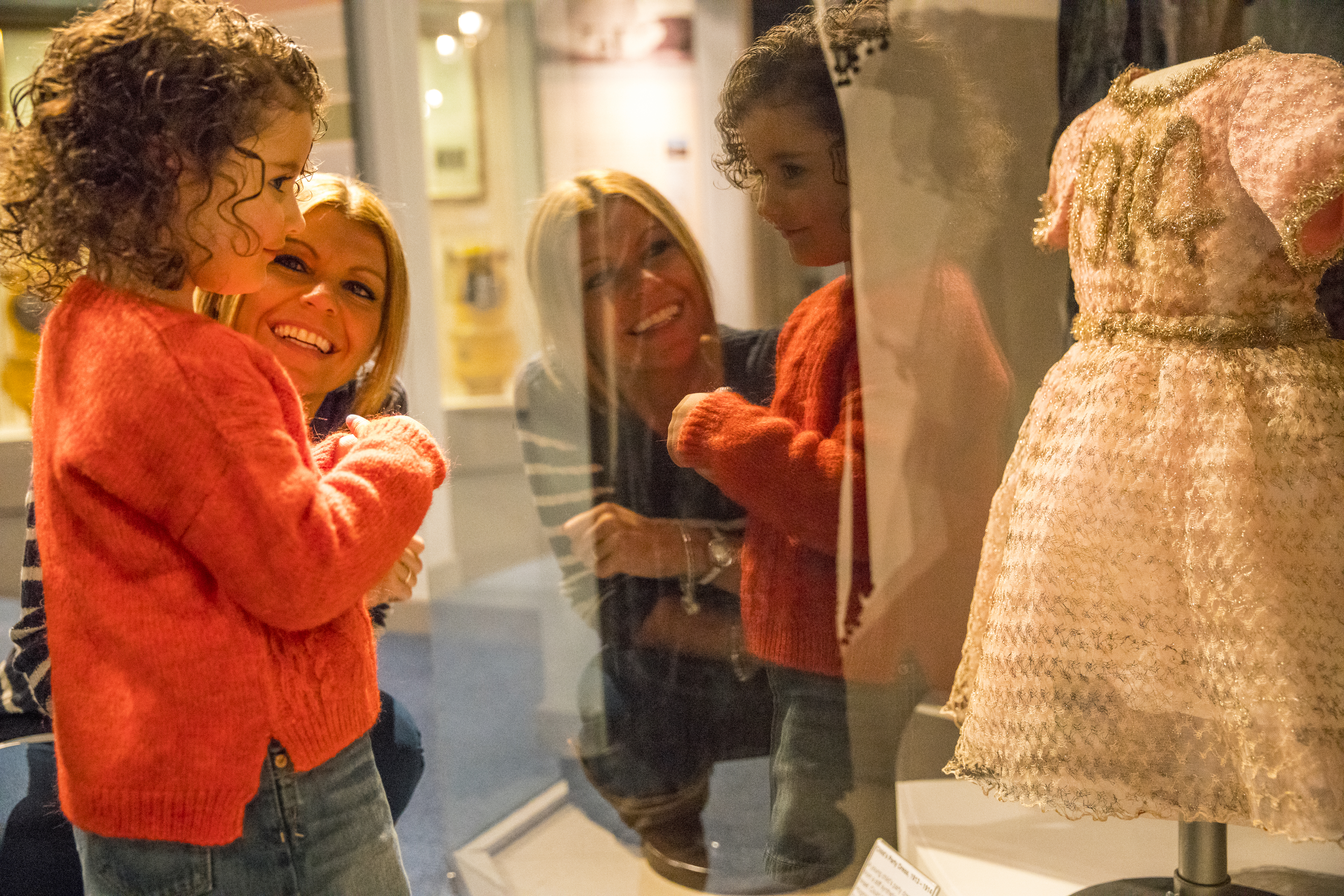 Frau und Kind betrachten eine Ausstellung