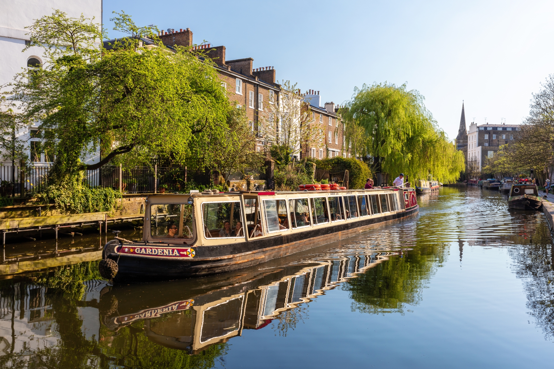 Un bateau naviguant sur le Regent's Canal, au nord de Londres.