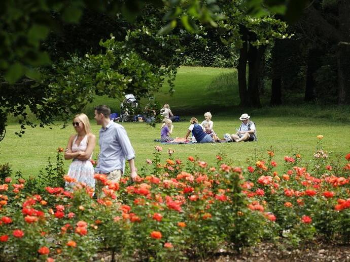 Besucher genießen einen Sommertag im Sir Thomas and Lady Dixon Park