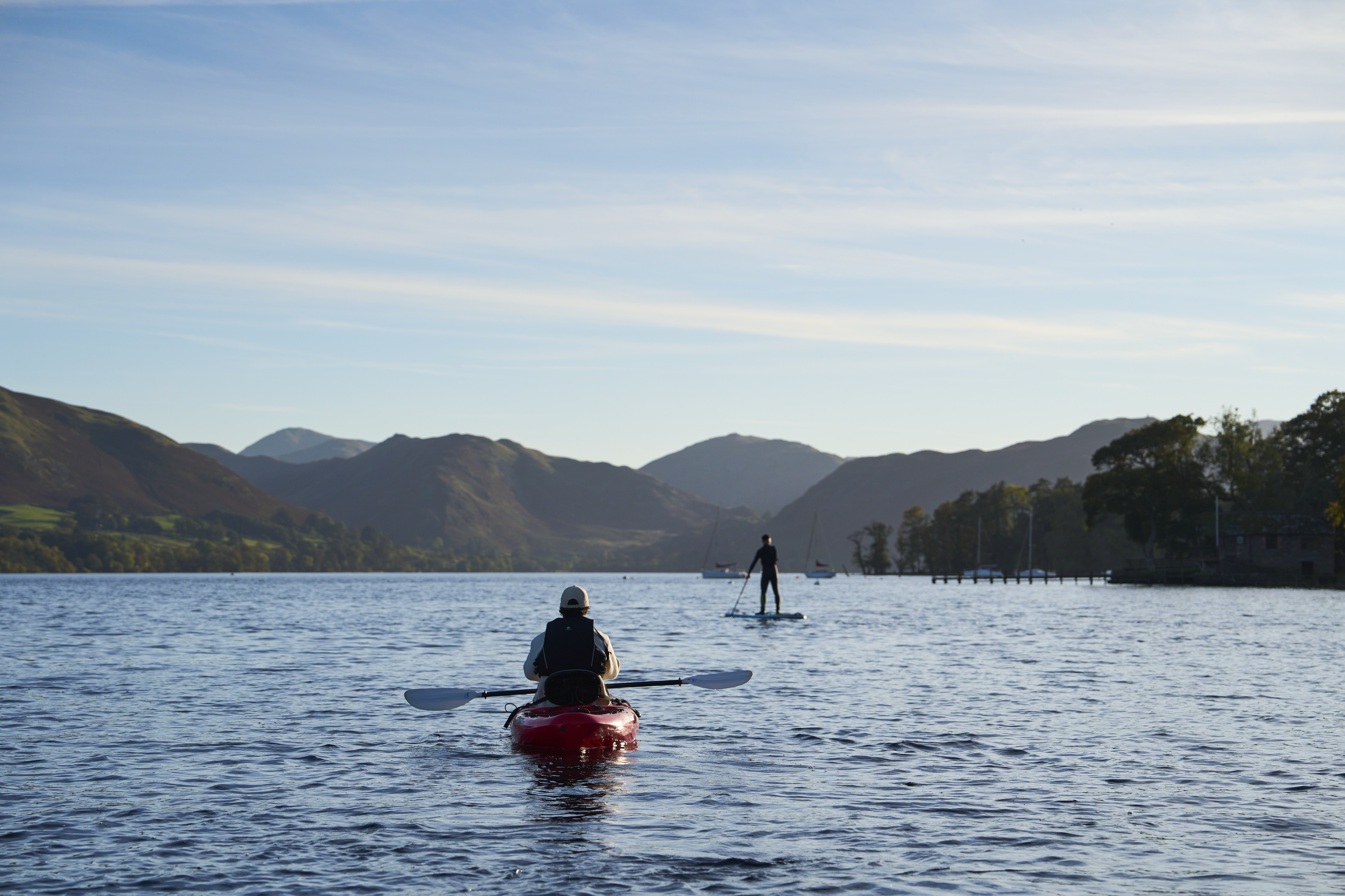 Kayakisti e appassionati di stand up paddle su un lago
