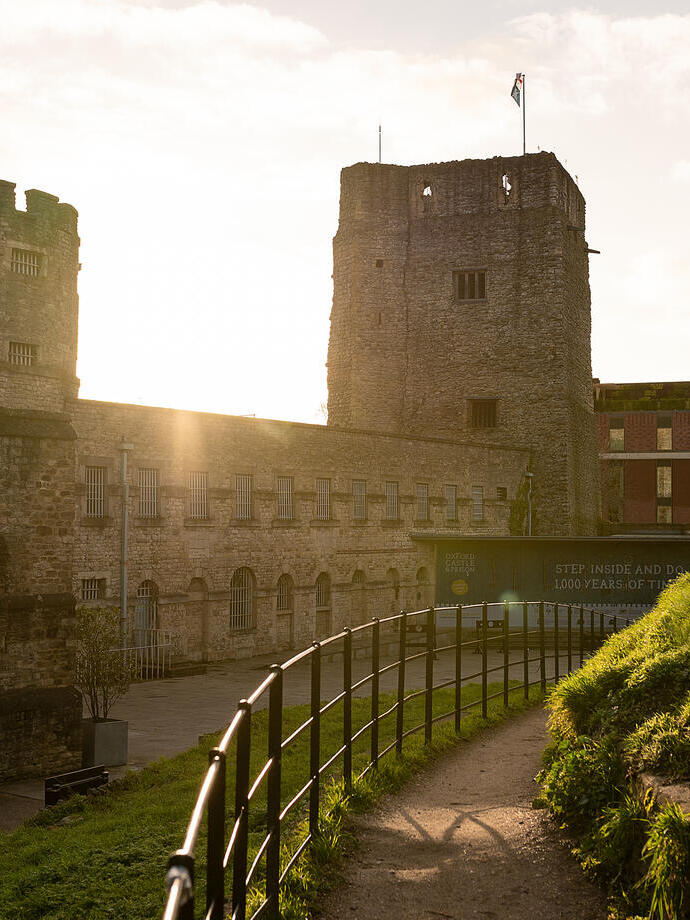Puesta de sol en el castillo y la prisión de Oxford.