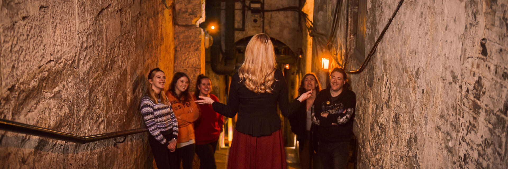 مرشد سياحي يقود جولة في Real Mary King's Close في إدنبرة، اسكتلندا