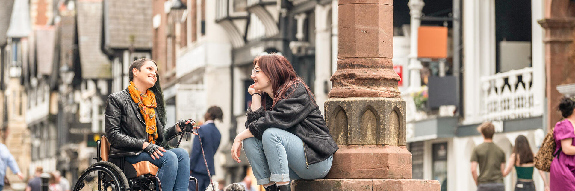 Dos mujeres sentadas charlando en el centro de la ciudad