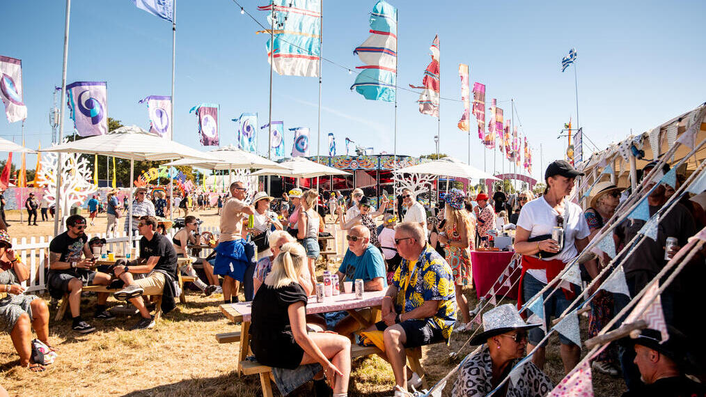 Gente disfrutando de un festival de música de verano
