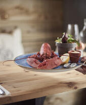 Un'aragosta intera posata sul tavolo di un ristorante