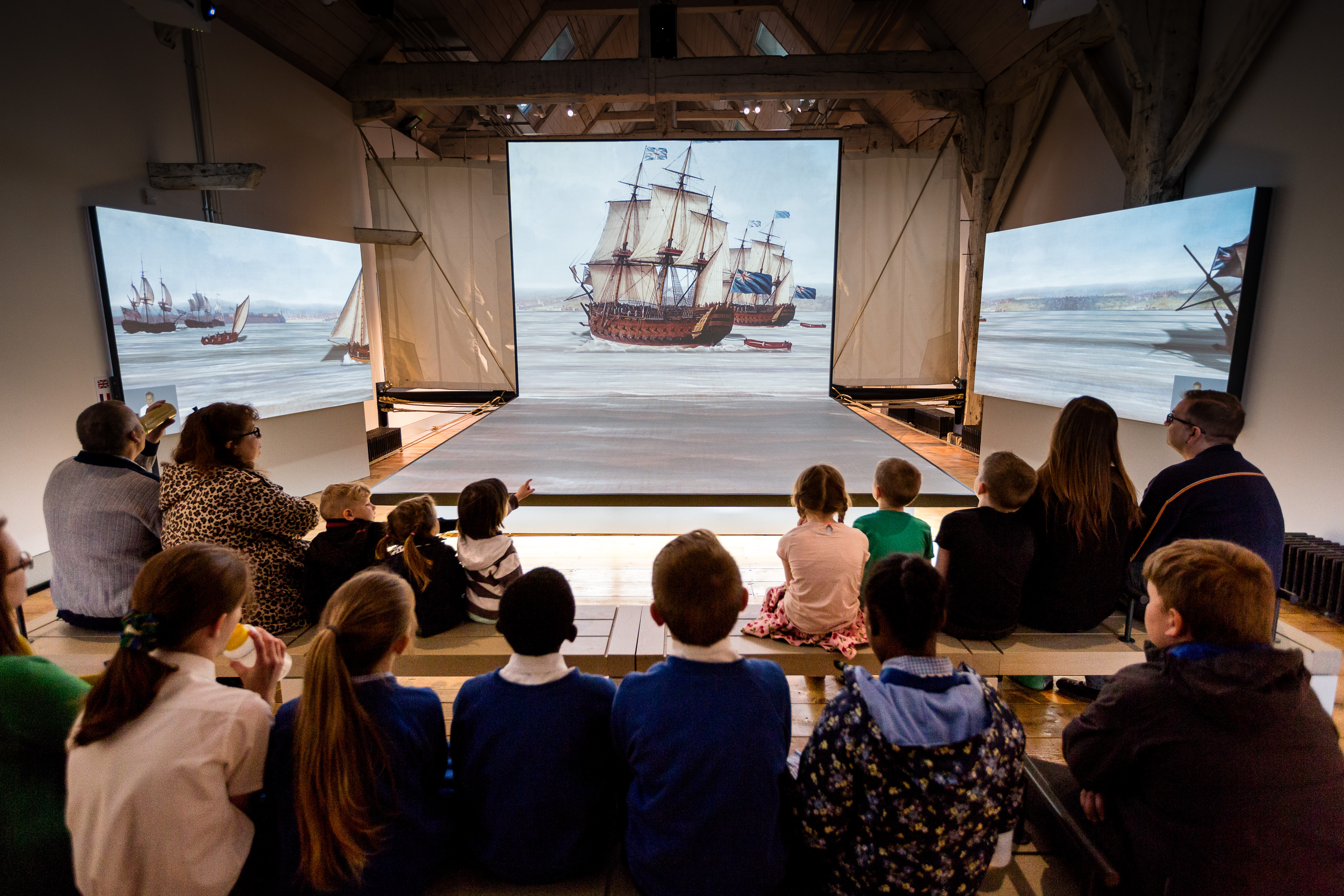 Kinder bei einem Schulausflug in der historischen Werft von Chatham