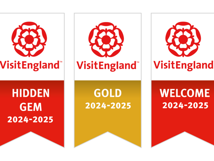 Vijf VisitEngland-banners voor 2024-2025: Quality Food & Drink, Hidden Gem, Gold, Welcome, Best Told Story.