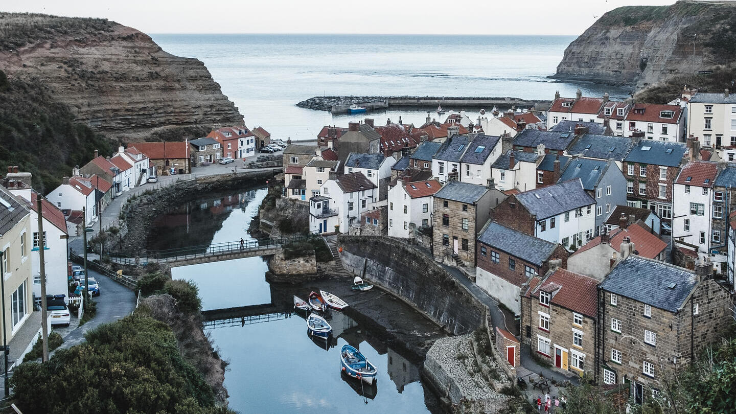 Küstenort mit Hafen und Booten