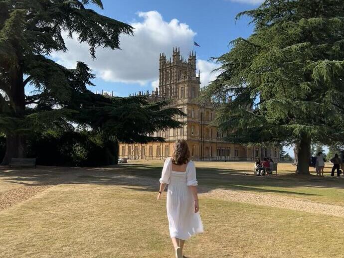 Une femme devant le château de Highclere, dans le Hampshire