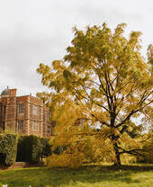 Ein Blick auf Doddington Hall in Lincoln im Herbst