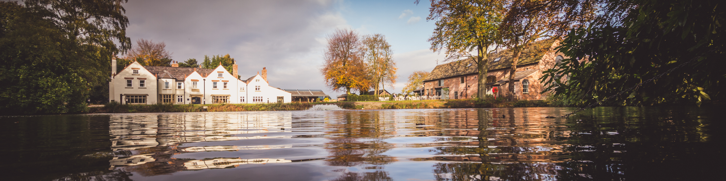 Uitzicht op het meer voor de gebouwen van het restaurant