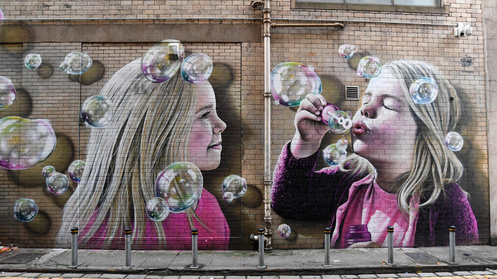 Murale su un muro raffigurante bambini che soffiano bolle di sapone, Glasgow Mural Trail