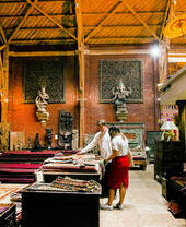 Due persone che osservano le opere esposte nella South Asia Collection a Norwich