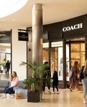 Menschen beim Einkaufen im York Designer Outlet