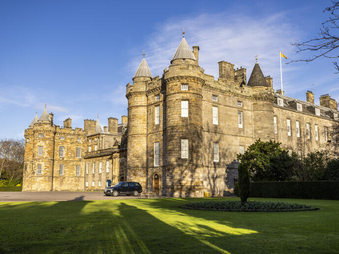 Vista del palazzo storico e dei suoi giardini