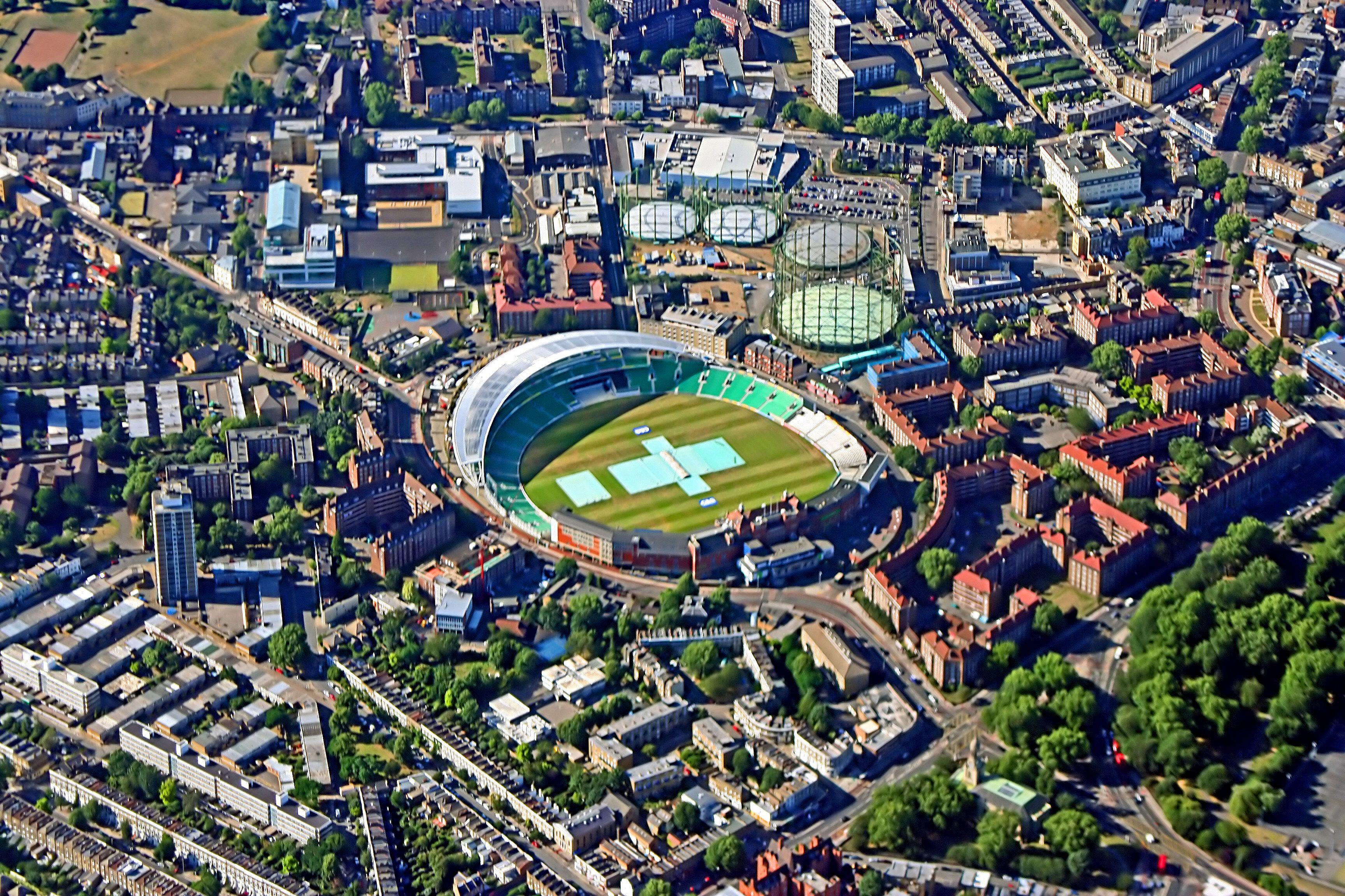 Vista aerea che spazia sulla città con un grande campo da cricket, parchi ed edifici
