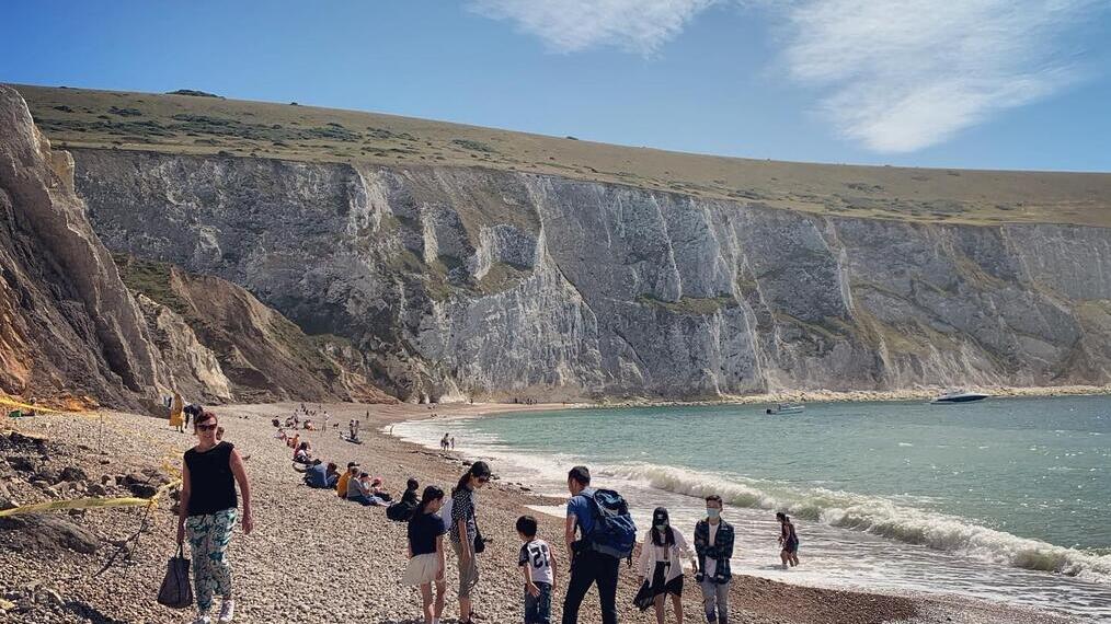 Gente en una playa de la Isla de Wight, Inglaterra