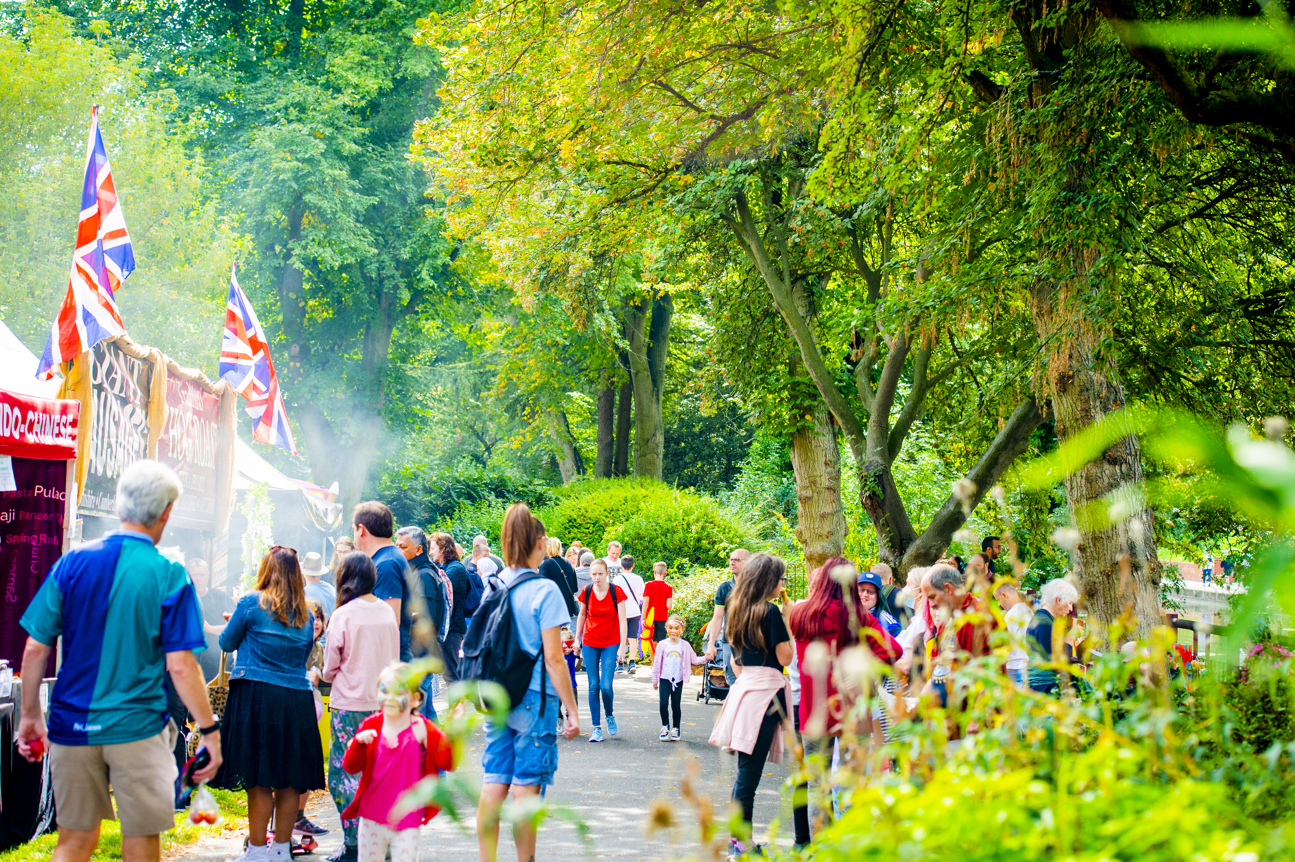 Menschen, die in den Castle Gardens von Leicester an Imbissständen stöbern