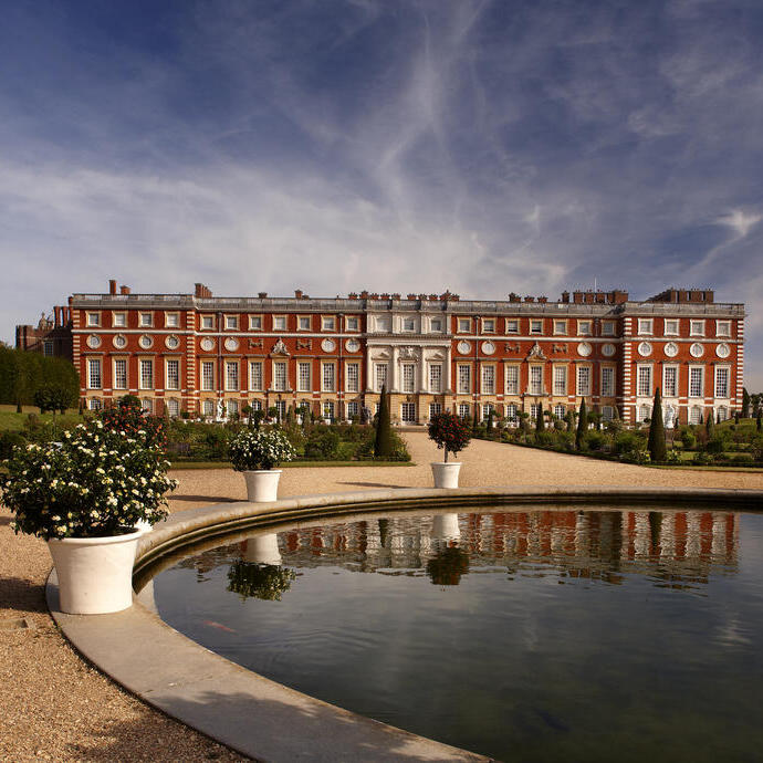 Le palais de Hampton Court est un palais royal historique construit par le cardinal Wolsely et remis à son monarque, le roi Henri VIII, en 1528.