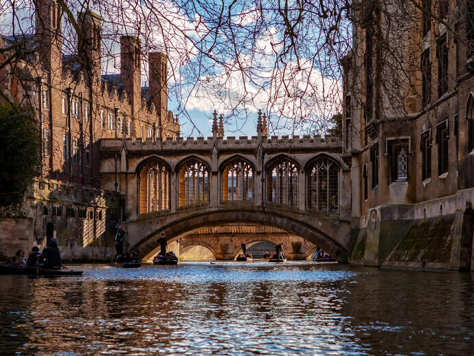 Puente sobre el río Cam entre el Third Court y el New Court del St John's College, Universidad de Cambridge