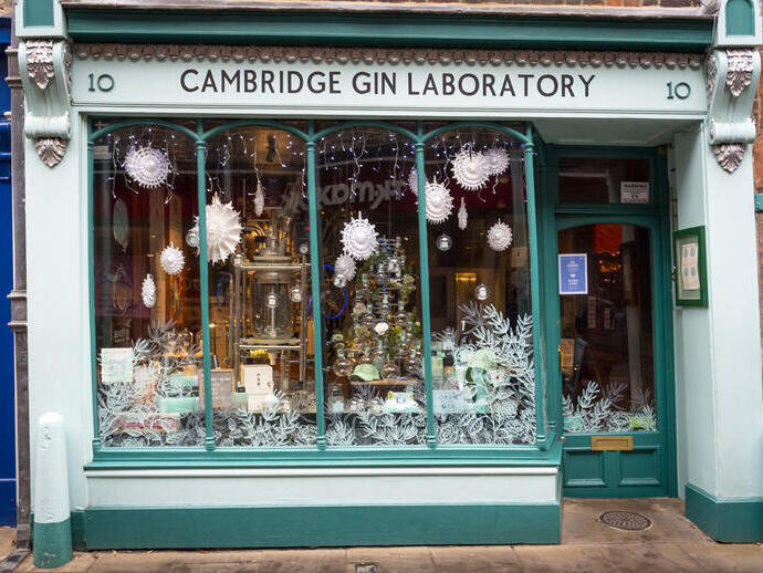 Exterior de una tienda con un cartel que dice: Cambridge Gin Laboratory