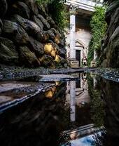 Statue di soldati romani che fiancheggiano l'ingresso del labirinto Forbidden Corner nello Yorkshire
