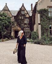 Une femme devant l'hôtel The Pig à Combe, dans le Devon