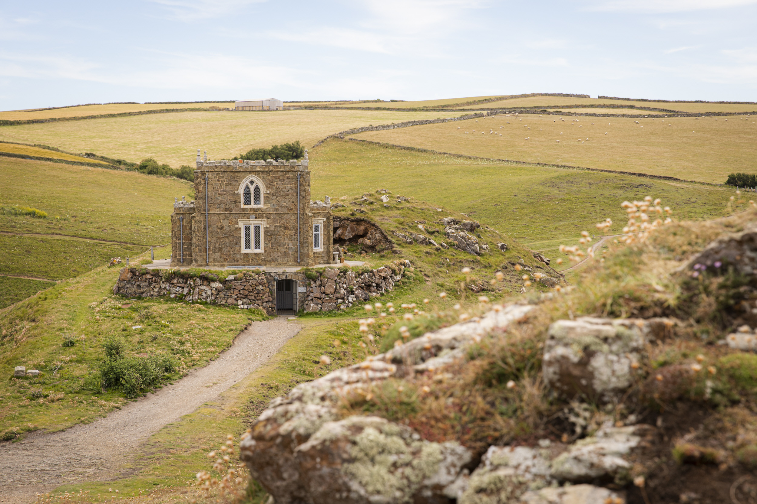 Eine Totale von Doyden Castle in Cornwall