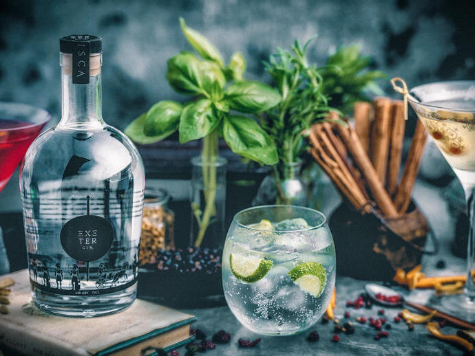 Eine Werbeaufnahme einer Flasche mit dem Etikett „Exeter Gin“