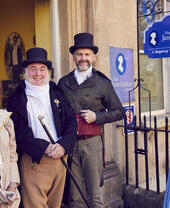 Visitantes y personal con trajes de época fuera del Centro Jane Austen, Bath, Somerset, Inglaterra.