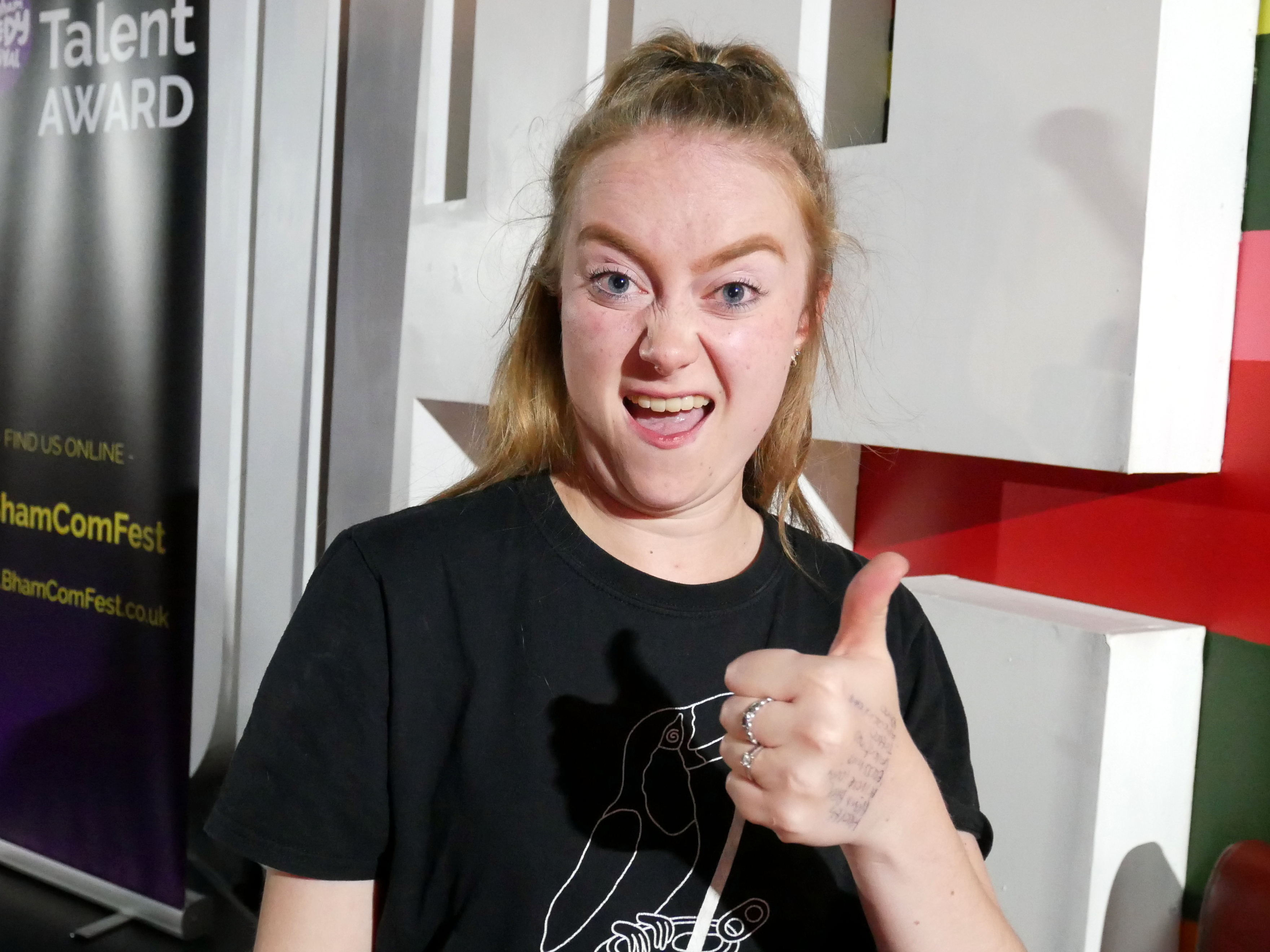 Une femme levant le pouce au Birmingham Comedy Festival (automne)