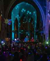 DJ lors d'une soirée disco silencieuse à la cathédrale de Bradford