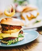 Nahaufnahme von veganen Burgern auf einem Tisch in einem Restaurant