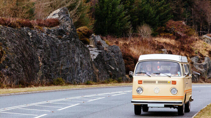 Camper d'epoca che percorre una strada di campagna